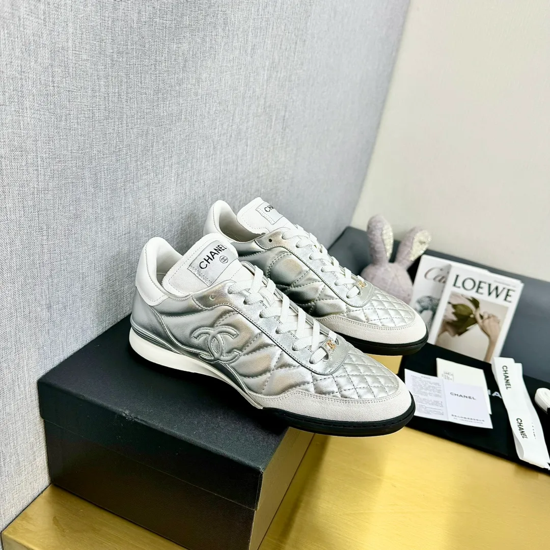 👟👟Ex-factory price 600👟👟 Top version Chanel Chanel - 2024 counter top casual sports shoes. This classic design; the upper is electro-embroidered with a variety of techniques; the outsole is fashionable and sporty; it is unusual to incorporate a variety of color matching elements... The diversified mix and match is very beautiful and versatile, and can be used for leisure, fashion, sports and outdoor... ꫛꫀꪝ Go➫ Material: ❶The upper is made of: original imported mercerized velvet + double-layer breathable mesh ❷The inner part is made of: the original imported breathable mesh ❸The outsole is based on: original TPU combination outsole Special counter boutique packaging complete set for women 35–41